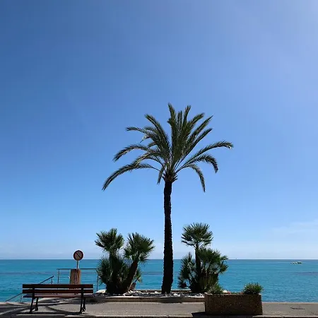 Joli Studio, Piscine, Parking, Plage A Deux Minutes Apartment